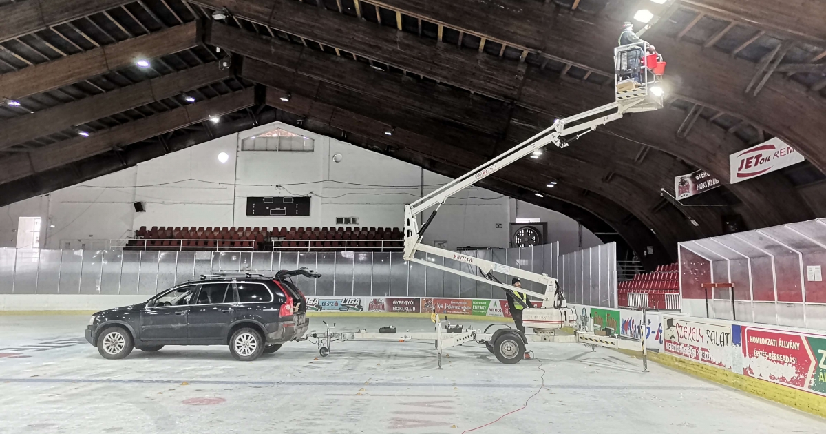 Cserélik a jégpálya lámpáit